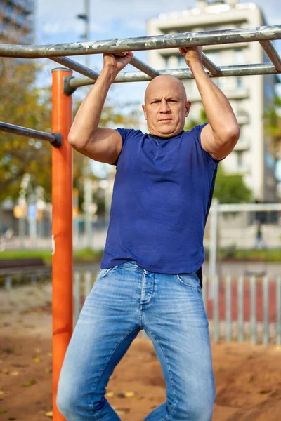 Portret van een man op een straathoek — Stockfoto