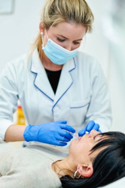 Kadın yüzüne estetik botoks yapılmış.