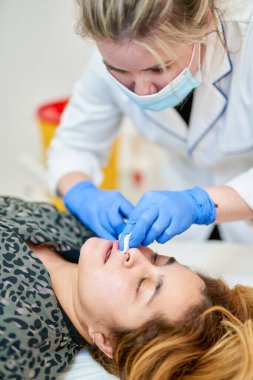 Kadın yüzüne estetik botoks yapılmış.