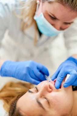 Kadın yüzüne estetik botoks yapılmış.