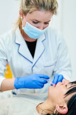 Dudak büyütme. Dudaklar için Güzellik Enjeksiyonu Alınan Kadın.