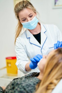 Dudak büyütme için estetik ameliyat. Plastik cerrahi.