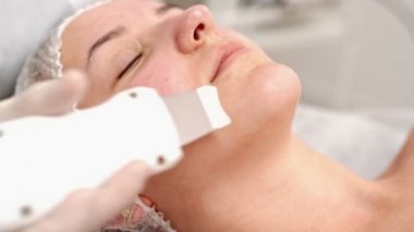 Genç Bir Kadının Spa Muayenesine Yakın Çekim. Deri Temizliği