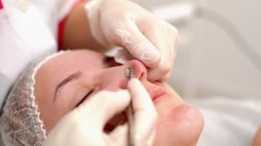 Genç Bir Kadının Spa Muayenesine Yakın Çekim. Deri Temizliği