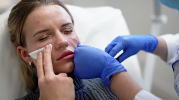 Mujer recibiendo inyección cosmética de botox cerca de los ojos.Mujer en el salón de belleza. clínica de cirugía plástica — Vídeos de Stock