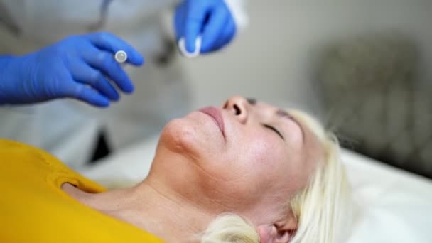 Kosmetologe macht Botox-Injektion. — Stockvideo
