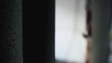 Karanlık karanlık koridor, pencereleri aşan tünel. Korku kavramı.