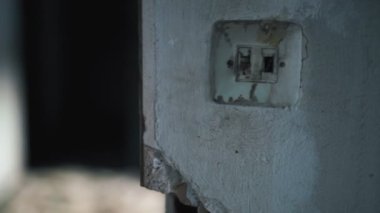 Karanlık karanlık koridor, pencereleri aşan tünel. Korku kavramı.