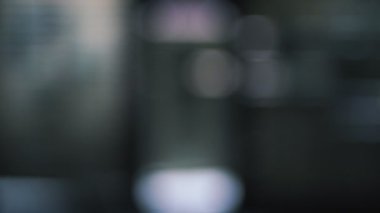 Karanlık karanlık koridor, pencereleri aşan tünel. Korku kavramı.