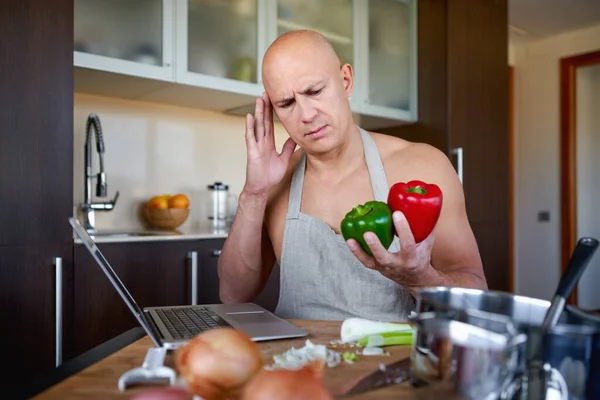 Instruksi membantu bahan teknologi digital online kitchenware konsep. Portrait of serious busy man prepared salad using laptop looking cription in internet. — Stok Foto