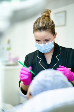 Estetik ameliyat konsepti, doktorlar eldiven verip hastaların yüzüne izler bırakıyor.