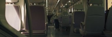 Modern Avrupa ekonomisi sınıfı hızlı tren iç mekanı. Yüksek hızlı tren kompartımanında..