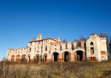terk edilmiş Ortaçağ manor