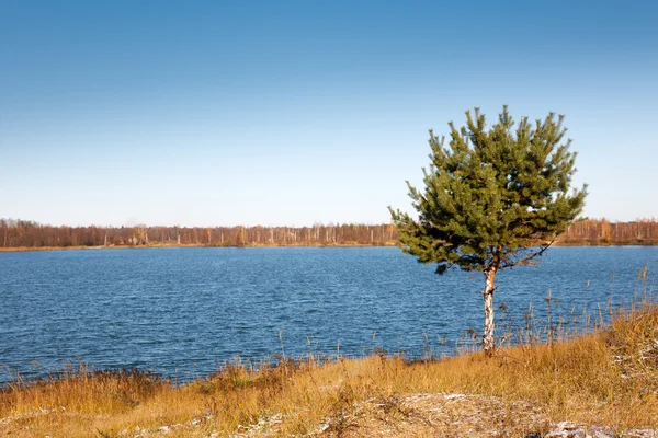 Herfst op meer — Stockfoto