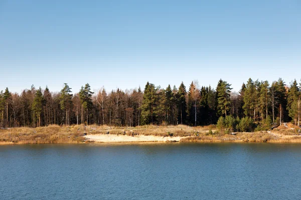 Göl kenarında sonbahar — Stok fotoğraf