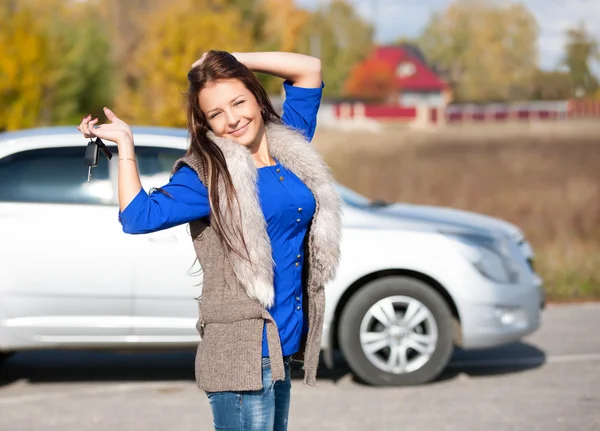 Girl in a car holding keys — Stock Photo, Image
