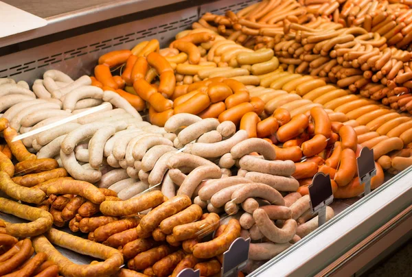 bir dükkan pencerede sosis