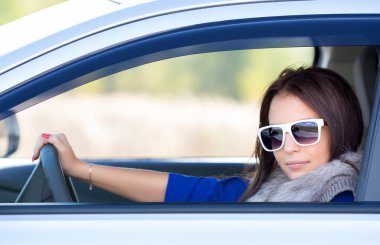 bir arabada genç kız