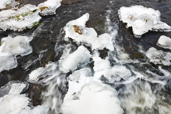 Gelo no rio. rio no inverno — Fotografia de Stock