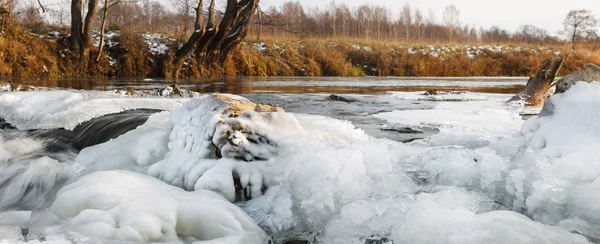 Hielo del río. río en invierno — Foto de Stock