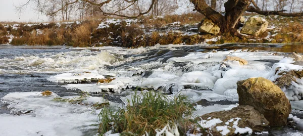 Hielo del río. río en invierno — Foto de Stock