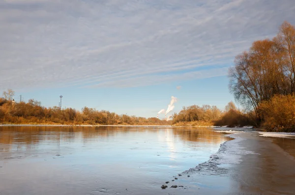 Buz soğuk günde nehir kapsayan — Stok fotoğraf