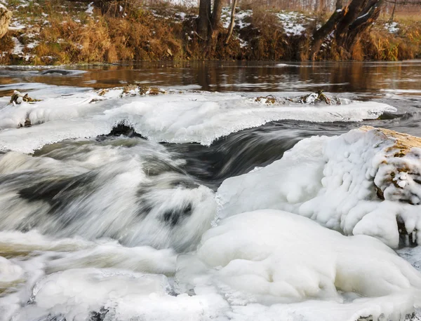 Rivier ijs. rivier in de winter — Stockfoto