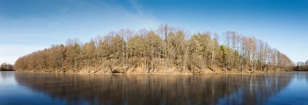 Vue extérieure du lac gelé en hiver — Photo