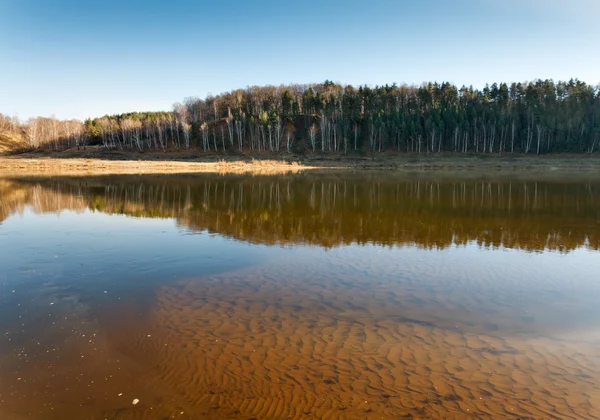 Rivier in de herfst — Stockfoto