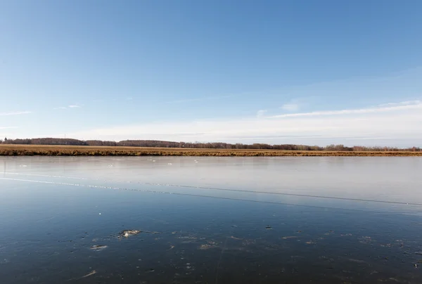 Vista al aire libre del lago congelado —  Fotos de Stock