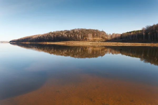 Пляж річки в холодний осінній день — стокове фото