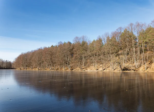 Buiten uitzicht op bevroren meer in de winter — Stockfoto