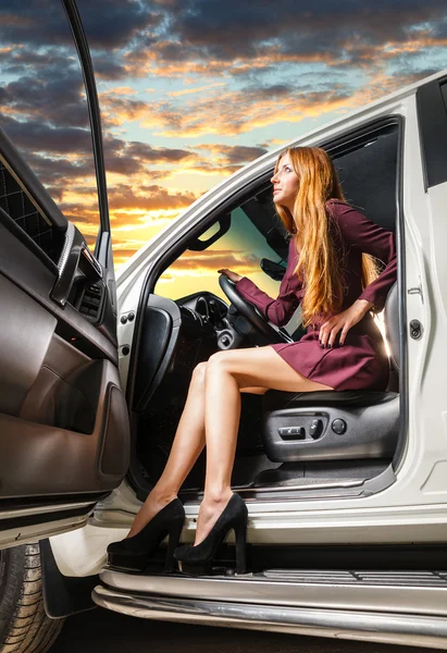 Femme dans une voiture — Photo