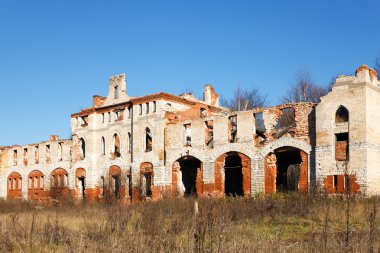 Ortaçağ manor sonbaharda terk
