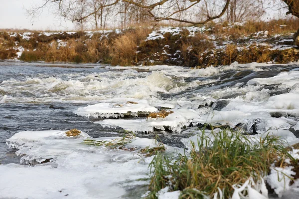 Hielo del río. río en invierno — Foto de Stock