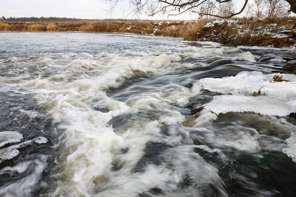 Hielo del río. río en invierno — Foto de Stock