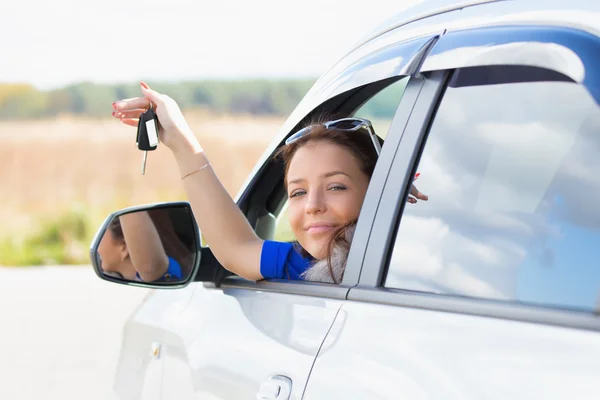 Menina em um carro segurando chaves — Fotografia de Stock