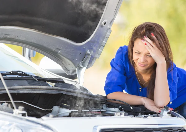 Girl with a broken car — Stock Photo, Image