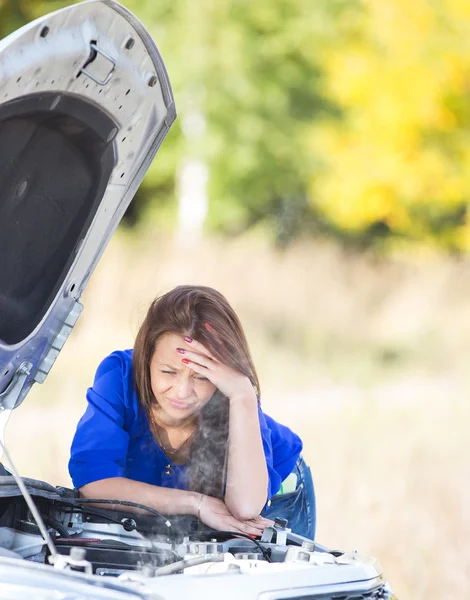 Menina com um carro quebrado — Fotografia de Stock