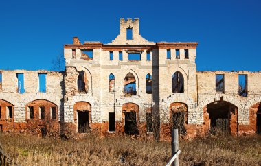 terk edilmiş Ortaçağ manor