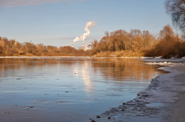 Buz kaplama Nehri — Stok fotoğraf