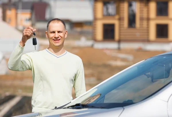 Hombre sosteniendo llaves del coche — Foto de Stock