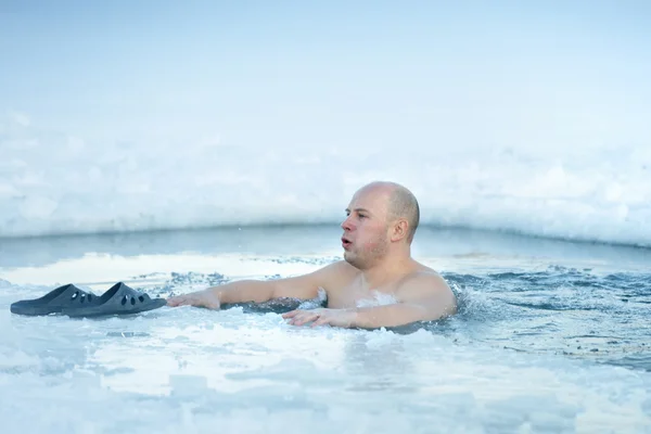 Traditional Russian  winter recreation  swimming in the ice-hole — Stock Photo, Image