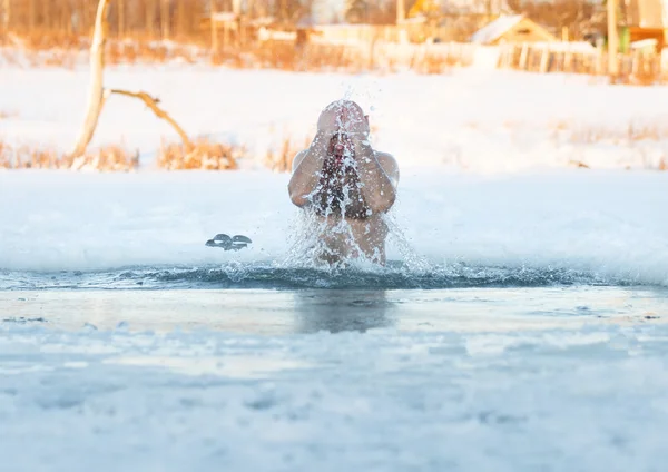 Yüzme kış. Adam bir buz delik için