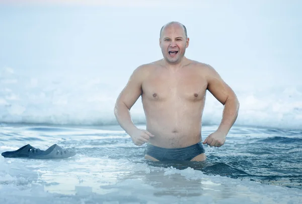 Peppy Man to ice-hole at frosty day — Stock Photo, Image