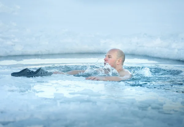 Человек купается в ледяной воде — стоковое фото