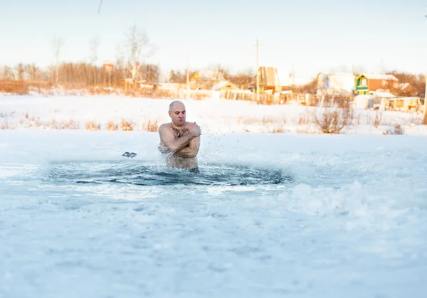 Человек плавает холодной водой — стоковое фото