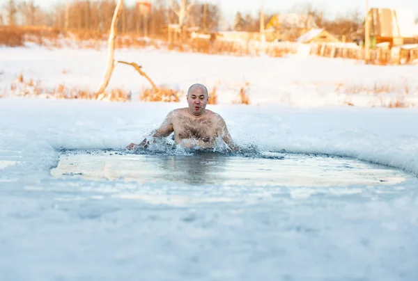 Mann schwimmt kaltes Wasser — Stockfoto