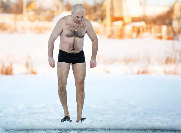 Invierno nadador agujero de hielo en el lago —  Fotos de Stock