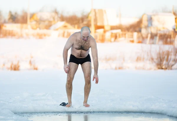 Nadador de inverno buraco de gelo no lago — Fotografia de Stock
